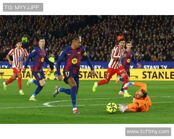 英超激战AC米兰逆转巴萨争议判罚引发全场热议